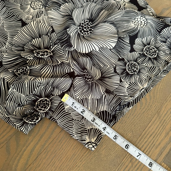 Express high waisted black cream floral shorts - size Medium NWT - Picture 2 of 7